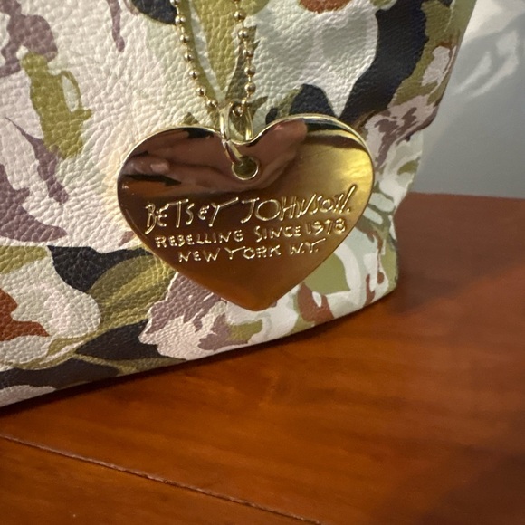Betsey Johnson Pinch Satchel Xbody Olive Floral Gold Heart Charm - Picture 3 of 7